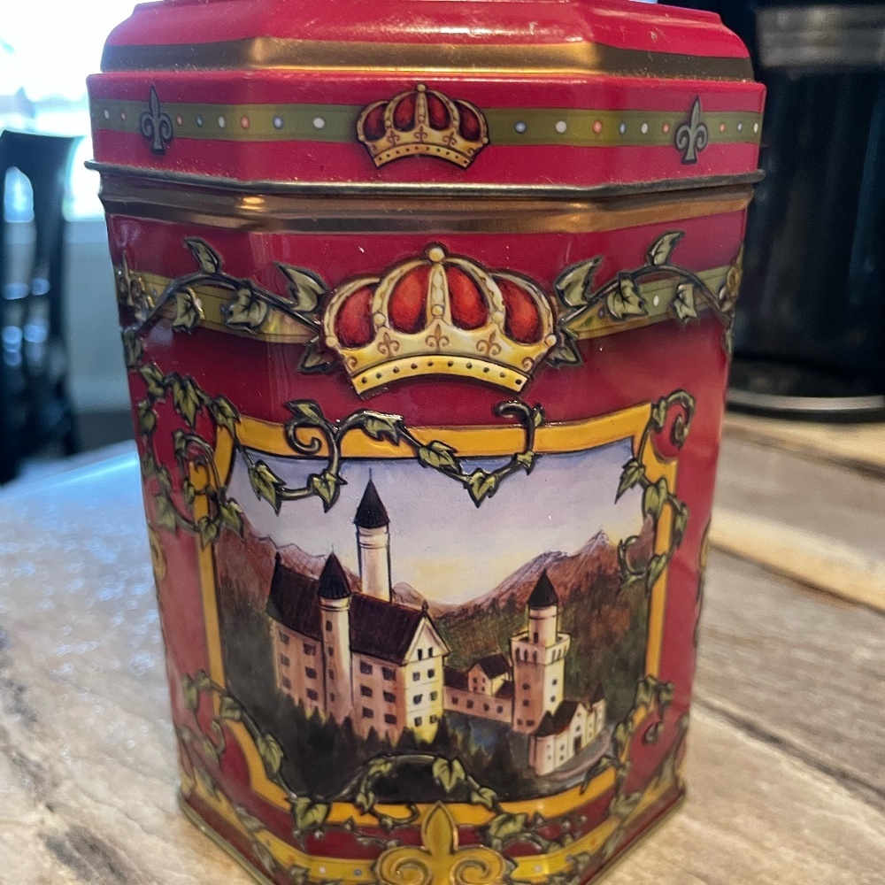 VINTAGE 2007 EUROPEAN MUSICAL CHRISTMAS COOKIE TIN